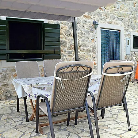 In Mit Privatem Pool By Interhome Casa vacanze